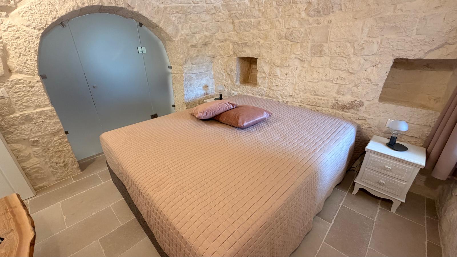Trulli Comunicanti, Restaurati con Antico Camino, Ulivi Secolari.